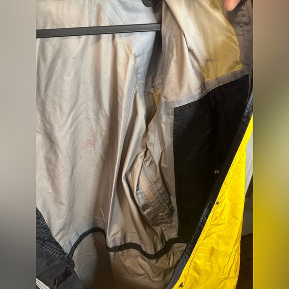 VINTAGE WOMENS MOUNTAIN HARDWEAR JACKET - Picture 8 of 9